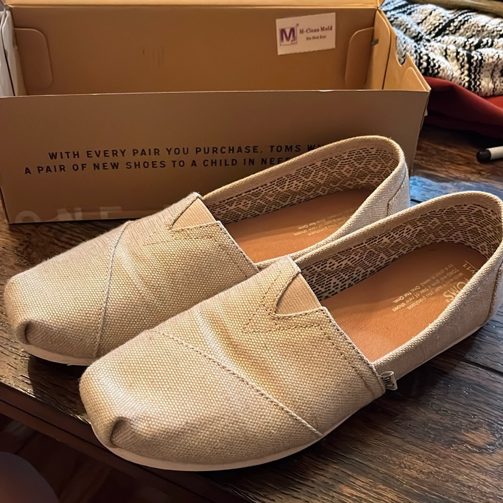 Tom’s classic natural metallic burlap